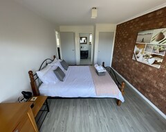 Koko talo/asunto Beach Haven - Beach And Cafes On Your Doorstep - 3 Bedrooms , Sleeps 6 (St Leonards, Australia)