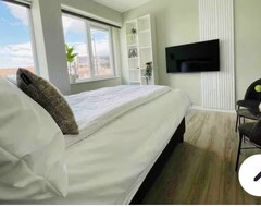 Toàn bộ căn nhà/căn hộ Ideal For Group Travel, This Stylish New Accommodation Features Twelve Rooms. (Geertruidenberg, Hà Lan)