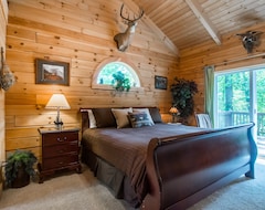 Entire House / Apartment Cozy Cabin with Two Master Suites, Perfect for Two Couples (Ridgedale, USA)