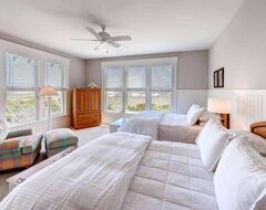 Entire House / Apartment Sandbagger 5 Bedroom Holiday Home By Bald Head Island (Bald Head Island, USA)