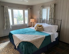 Cijela kuća/apartman • Iconic Lustron Home With 2 King Beds • (Windsor Heights, Sjedinjene Američke Države)