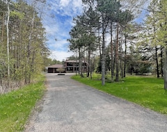 Toàn bộ căn nhà/căn hộ Newly Renovated Luxury 3500 Sf Home Surrended By Trees On A 5 Acres Land (Stouffville, Canada)