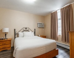 Hotel Le Roberval (Montreal, Canada)