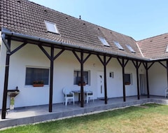 Toàn bộ căn nhà/căn hộ Holiday Apartment With Air Conditioning And Internet (Balatonboglár, Hungary)