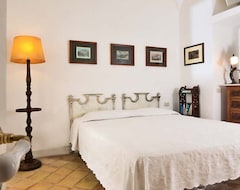 The Freedom Of A Private Villa With Hotel Services: Villa Paradiso, Capri (Capri, İtalya)