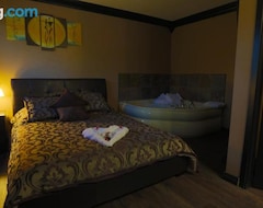 Hotel Luxurious King Accommodations At Footprints Resort (Bancroft, Canada)
