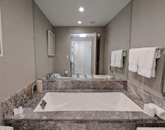 Luxury Beachfront Hotel 2 Bedroom + 2 Bath (Fort Lauderdale, USA)