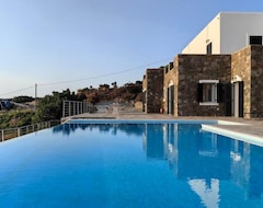 Koko talo/asunto Villa Saloustros (Ano Syros, Kreikka)