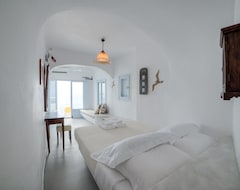 Pearl on the Cliff Hotel & Suites by Pearl Hotel Collection (Imerovigli, Greece)