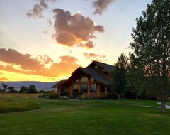 Entire House / Apartment Luxury Fly Fishing Lodge - Off-season Retreat Rental Opportunity (Ennis, USA)