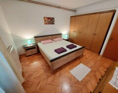 Cijela kuća/apartman Large Apartment With Air-conditioning And Big Balcony In A Quiet Neighbourhood (Pula, Hrvatska)