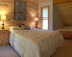 Entire House / Apartment Birch Haven - A Luxury Lakefront Cottage On Pristine Horsefly Lake (Horsefly, Canada)