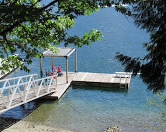 Cijela kuća/apartman Discounted Rates Into June! Waterfront Home Directly On Lake Cowichan. (Youbou, Kanada)