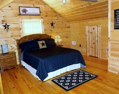 Hele huset/lejligheden Quiet Secluded 'Hilltop Log Cabin' Get Away Vacation Cabin Rental With King Bed! (Shenandoah Junction, USA)