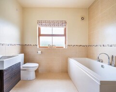 Tüm Ev/Apart Daire Stylish 4-bedroom Bungalow In With Outdoor Space (Castlederg, Birleşik Krallık)