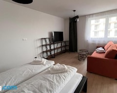 Koko talo/asunto 2 Room Apartment With Terrace, New Building, B1 (Bratislava, Slovakia)
