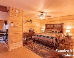 Lomakeskus Cabin #4 The Wolves Den - Pet Friendly- Sleeps 6 - Playground & Game Room (Star Valley, Amerikan Yhdysvallat)