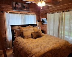 Toàn bộ căn nhà/căn hộ Cedar Acres Offers A 3 Bedroom Log Cabin That Overlooks A Pond. (Cat Spring, Hoa Kỳ)