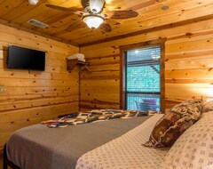 Hele huset/lejligheden Beautiful Luxury Cabin, Near Beavers Bend State Park. Hot Tub, Wifi, & More (Broken Bow, USA)