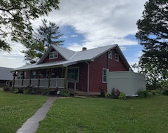 Entire House / Apartment Beautiful Country Home, Located On A Petting Zoo Near Historic Westphalia, Mo (Westphalia, USA)