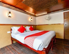 Otel OYO 24920 Indraprastha Royal Castle Sharing Houseboat (Alappuzha, Hindistan)