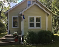 Entire House / Apartment Charming Private Year Round Cottage, Close To All Amenities (Gimli, Canada)