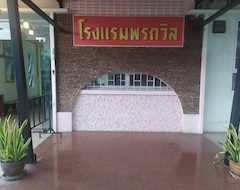 Hotelli โรงแรมพรถวิล (Si Saket, Thaimaa)