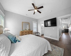 Hotel Red Snapper - Amazing New Home Just Two Blocks From The Beach 3 Bedroom Home (Carolina Beach, USA)