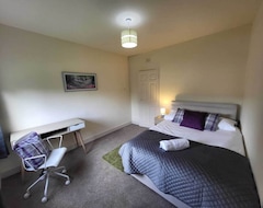 Toàn bộ căn nhà/căn hộ Large 3 Bed, Great For Contractors, With Private Parking (Glasgow, Vương quốc Anh)