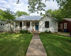 Toàn bộ căn nhà/căn hộ Austin Bungalow With Big Outdoor Space + Grill (Austin, Hoa Kỳ)