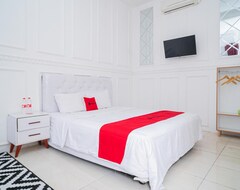 Hotelli Reddoorz Syariah @ Aura Homestay (Ponorogo, Indonesia)