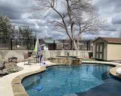 Toàn bộ căn nhà/căn hộ Cheerful Oasis Home With Pool And Hot Tub. 2.5 Miles From Downtown. (San Antonio, Hoa Kỳ)