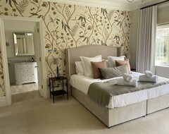 Toàn bộ căn nhà/căn hộ New Exquisite & Stylish Country Home, Spa Pool, Huge Grounds, Sleeps Up To 16, (West Parley, Vương quốc Anh)