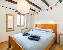 Hele huset/lejligheden Smugglers Cottage - Logburner, Indoor Pool, Spa, Sauna Access , Alpacas! - Sleeps 2 Guests In 1 Bed (Bridport, Storbritannien)