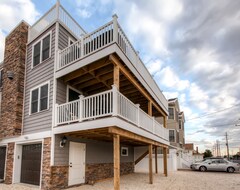 Hele huset/lejligheden Renovated 2br Long Beach Island Apt W/private Deck (North Beach Haven, USA)