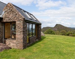 Casa rural Secluded Hamlet Over Lake And Mountain, Flocks Of Lambs And Dams, Stunning Views (Glencar, Irska)