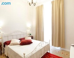 Pensión LUCY 1 bedroom and 1 apartment in a newly renovated nineteenth-century building in the historic center near the sea (Sarzana, Italia)