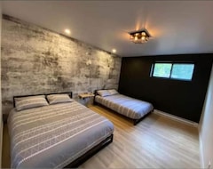 Entire House / Apartment Modern Chalet 2022 3 Bed/2bath (Beaulac-Garthby, Canada)