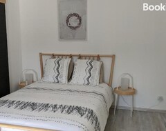 Cijela kuća/apartman Chambre Triple Independante Au Sein D'un Domaine Viticole (Liergues, Francuska)