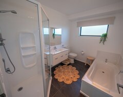Entire House / Apartment Moanavista - Large Pool And Sea Views (Cable Bay, New Zealand)