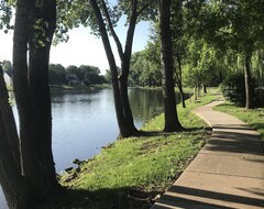 Entire House / Apartment Great Getaway With A Lake View! (Wichita, USA)