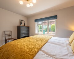 Toàn bộ căn nhà/căn hộ A Superb, Spacious, Stylish And Well-equipped Three Bedroomed Detached Bungalow Located On The Main (Burnham, Vương quốc Anh)