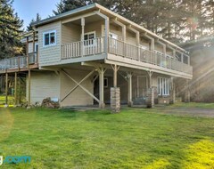 Entire House / Apartment Home With Deck And Elevator Less Than 1 Mile To Coast (Coos Bay, USA)