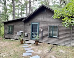 Resort Charming Rustic Two Bedroom Cottage Steps Away From Lake Champlain! (Vergennes, ABD)