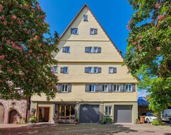 Toàn bộ căn nhà/căn hộ Modern Apartment With Lift Up, For 4 Pers, 1 Bedroom, 1 Couch, Historical Building (Dornstetten, Đức)