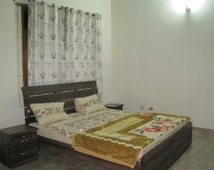 Khách sạn Luxurious Guest House (Karachi, Pakistan)