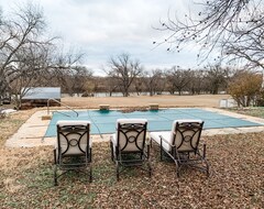 Cijela kuća/apartman Colorado River Log Cabin W/a Pool & Sauna Near Colorado Bend State Park (San Saba, Sjedinjene Američke Države)