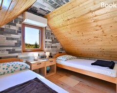 Toàn bộ căn nhà/căn hộ Amazing Home In Brezane Lekenicke With Outdoor Swimming Pool, Sauna And 4 Bedrooms (Lekenik, Croatia)
