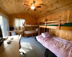 Casa/apartamento entero Beautiful South Facing Lake Front Cottage With Sauna And Hottub! (Harcourt, Canadá)