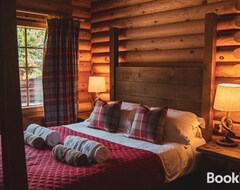 Cijela kuća/apartman Tomatin - Luxury Two Bedroom Log Cabin With Hot Tub (Berwick-upon-Tweed, Ujedinjeno Kraljevstvo)